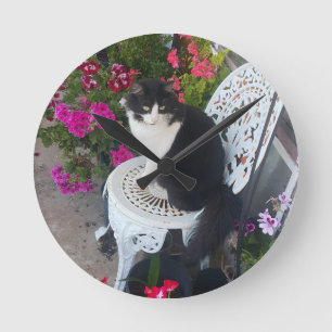 Katze im Smoking süß mit hübschen Blumen Schwarze  Runde Wanduhr