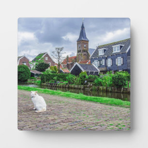 Katze im traditionellen Fischerdorf Fotoplatte