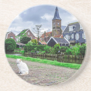 Katze im traditionellen Fischerdorf Getränkeuntersetzer
