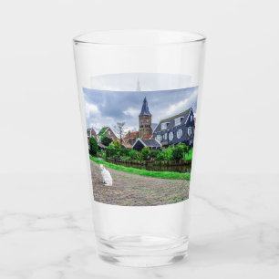 Katze im traditionellen Fischerdorf Glas