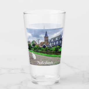 Katze im traditionellen Fischerdorf Glas