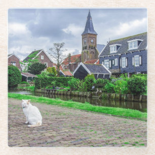 Katze im traditionellen Fischerdorf Glasuntersetzer