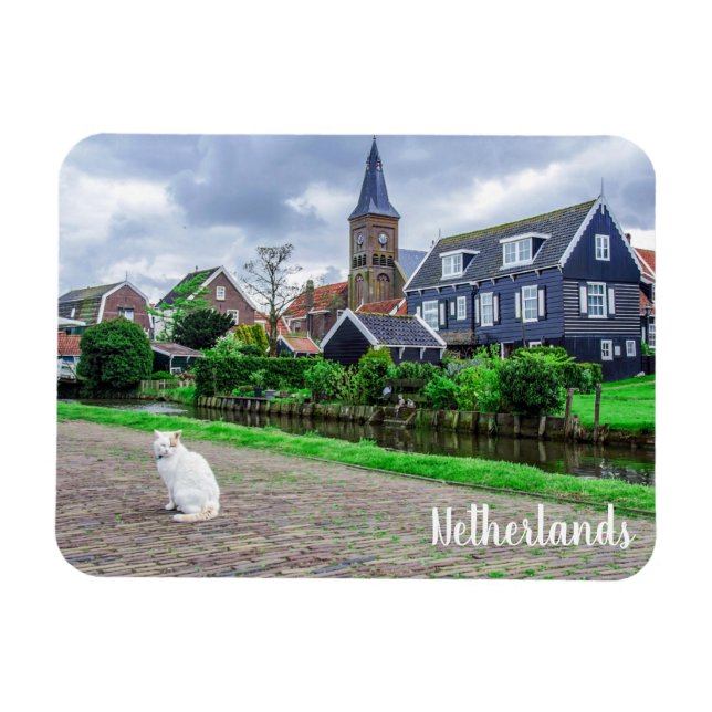 Katze im traditionellen Fischerdorf Magnet (Horizontal)