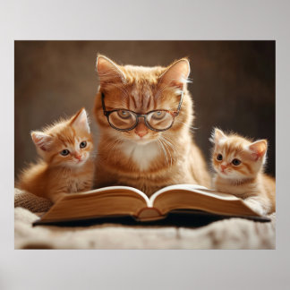 Katze in Brille, die ihren Kätzchen ein Buch vorli Poster