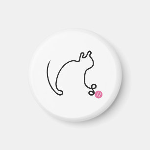 Katze in einer Linie spielt mit rosa Garnball Magnet