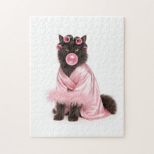 Katze in rosa Robe mit Lockenwicklern und Bubble-G