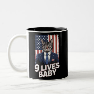 Katze in Suite mit Trump-Haar-Amerikanischer-Flagg Zweifarbige Tasse