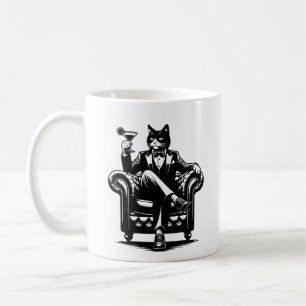 Katze in Tux Sitzen Lederstuhl Martini Kaffeetasse
