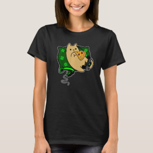 Katze isst Pizza und chilt auf grünem Kissen T-Shirt