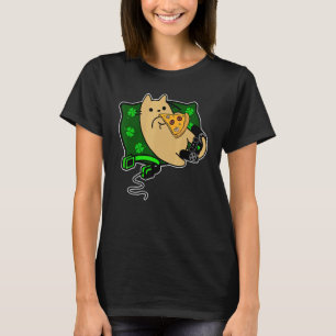 Katze isst Pizza und chilt auf grünem Kissen T-Shirt