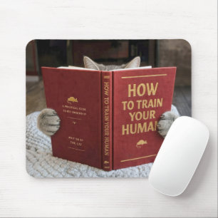 Katze liest ein Buch über das Training von Mensche Mousepad