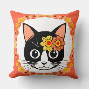 Katze mit Blumenkopfteil, umgeben von Dekorationen Kissen