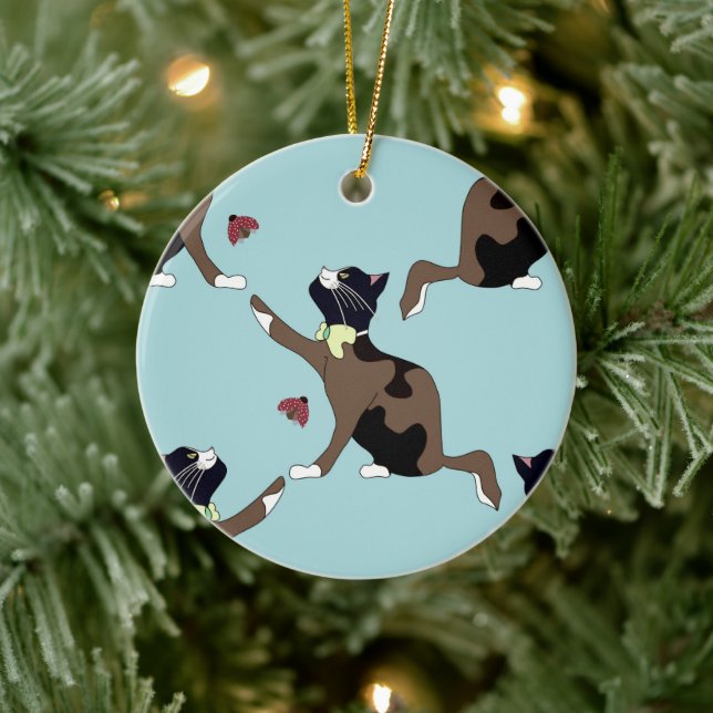 Katze mit Bogen fängt einen Ladybug. Keramik Ornament (Baum)