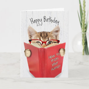 Katze mit Brille und Rotes Buch über Holz Karte