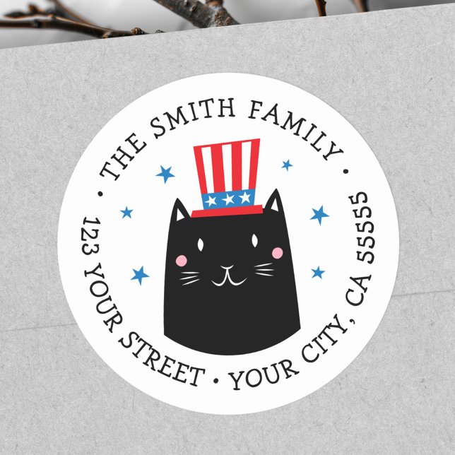 Katze mit einem patriotischen Hut 4. Juli Rückkehr Runder Aufkleber (Cat wearing a patriotic hat 4th of July return Classic Round Sticker)