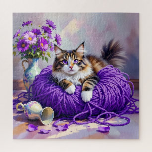 Katze mit lila Augen in lila Garn und Blumen