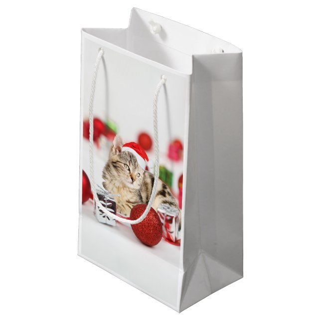 Katze mit roter Weihnachtsmannmütze Weihnachtsschm Kleine Geschenktüte (Vorderseite Schrägansicht)
