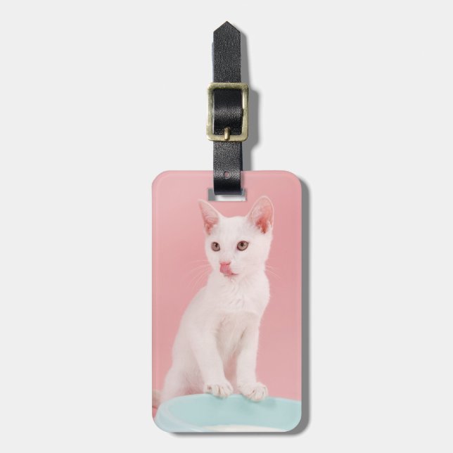 Katze mit Schüssel Milch Gepäckanhänger (Vorderseite vertikal)