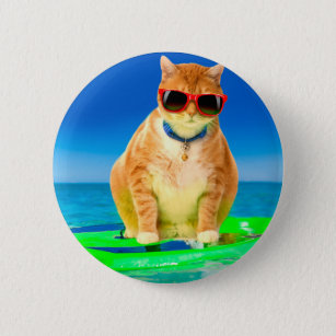 Katze mit Sonnenbrille, die im Ozean surfen Button