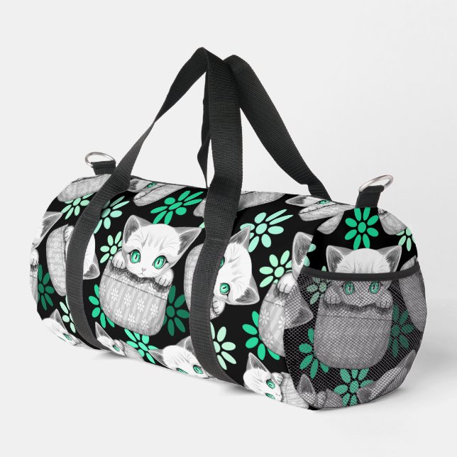 Katze Niedlich und spielerisch aus einem Pocket Duffle Bag (Rechte Ecke)