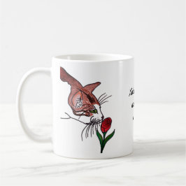 Katze riecht an einer Rose Kaffeetasse