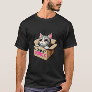 Katze schaut ein bisschen aus einer Pappschachtel T-Shirt