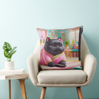 Katze schaut im Wohnzimmer fern Kissen