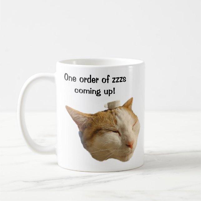 Katze schläft auf der Arbeit Kaffeetasse (Links)