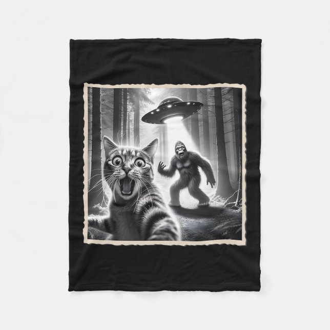 Katze Selfie mit Bigfoot und Ufo Funny Sasquatch C Fleecedecke (Vorderseite)