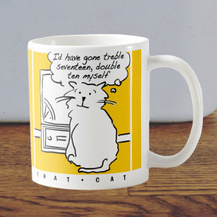 Katze sieht Darts im Fernsehen. Dart Player Kaffeetasse