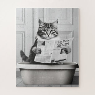 Katze sitzt auf der Toilette und liest eine Nachri