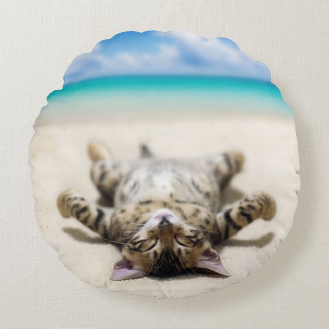 Katze Sonnenbaden am Strand Rundes Kissen (Vorderseite)
