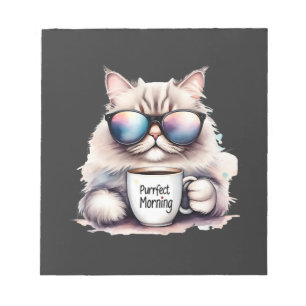 Katze trägt eine Sonnenbrille und hält eine Kaffee Notizblock