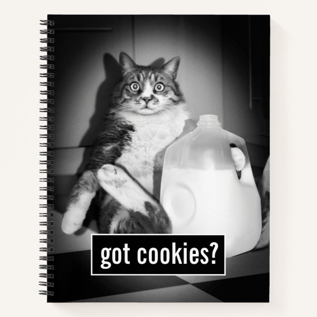 Katze trinkt Milch von Jug Notizbuch (Vorderseite)