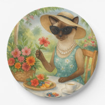 Katze trinkt Tee im Garten