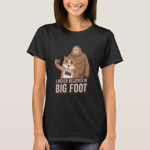 Katze und Bigfoot lustig T-Shirt