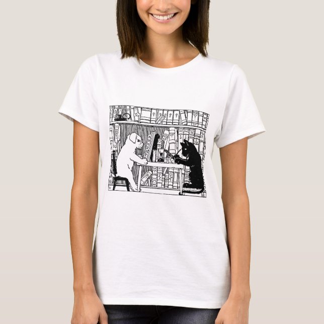 Katze und Hund in der Bibliothek T-Shirt (Vorderseite)