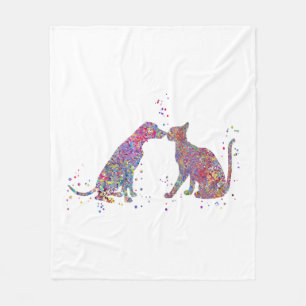 Katze und Hunde küssen Fleecedecke
