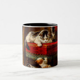 Katze und Kätzchen spielen mit Stuhl Zweifarbige Tasse