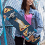 KATZE UND PIZZA IM RAUMSKATEBOARD SKATEBOARD<br><div class="desc">KATZE,  DIE EINE PIZZA SLICE IN RAUMSKATEBOARDS FAHRT</div>