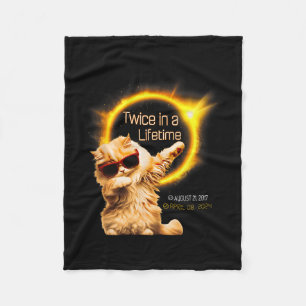 Katze zweimal im Lifetime Solar Eclipse April 04.0 Fleecedecke
