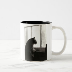 Katzen an der Fenster-Tasse Zweifarbige Tasse