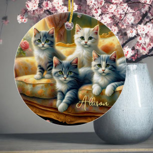 Katzen auf dem Sofa - niedliche Szene im Vintagen  Keramik Ornament