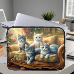 Katzen auf dem Sofa - niedliche Szene im Vintagen  Laptopschutzhülle<br><div class="desc">Dieser Laptop-Ärmel verfügt über 4 Katzen,  die sich auf dem Sofa im Wohnzimmer bequem machen - eine niedliche Szene in einem Vintagen Look. Hübscher,  personalisierbarer Laptop-Ärmel für Teens,  auch eine wunderschöne Geschenkidee für alle Katzenliebhaber!</div>