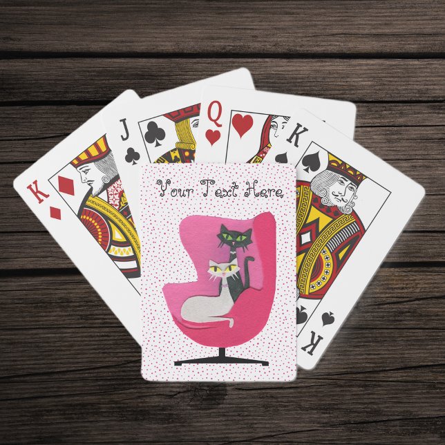 Katzen aus der Mitte des Jahrhunderts in rosa Stuh Spielkarten (Two mid century cats in vintage pink chair on white with pink polka dots deck playing cards.)