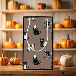 Katzen, die Geister auf der schwarzen Halloween-Ge Kleine Geschenktüte