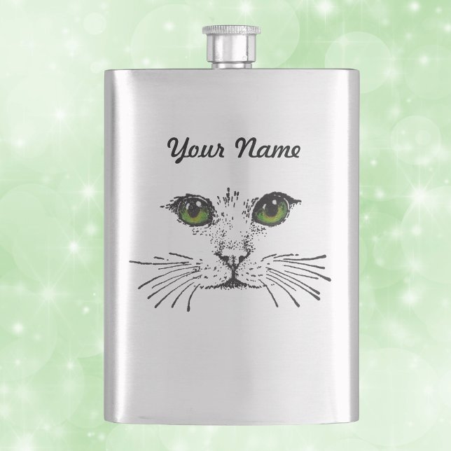Katzen-Gesichts-grüne Augen-Bärte Flachmann (Illustration in black of cat face long whiskers green eyes on a drinking flask.)