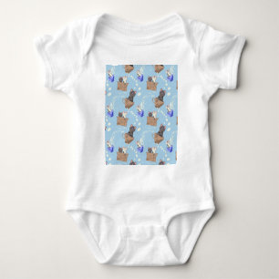 Katzen in Kiste und Milchfallen auf blau Baby Strampler