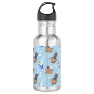 Katzen in Kiste und Milchfallen auf blau Edelstahlflasche
