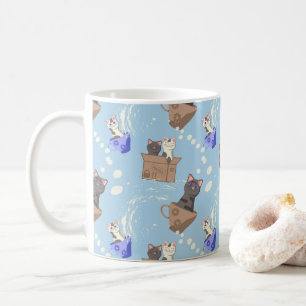 Katzen in Kiste und Milchfallen auf blau Kaffeetasse